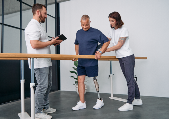 Patient mit der Kniegelenksprothese "Kenevo" von Ottobock