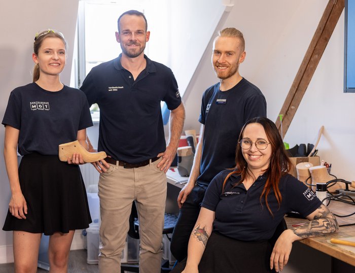 Ein Teil des MOTION-Teams in der Werkstatt Vier Mitarbeitende aus der Abteilung MOTION in der Werkstatt